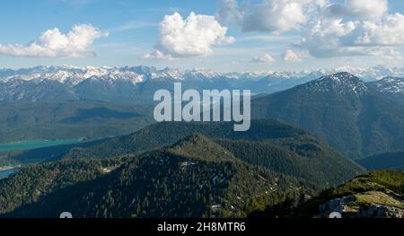 Bergpanorama, Blick von der Gratwanderung Herzogstand Heimgarten, Karwendelgebirge im Frühjahr, Oberbayern, Bayern, Deutschland Stockfoto