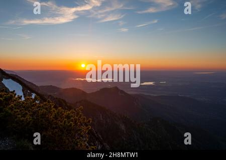 Untergehende Sonne, Blick auf Staffelsee bei Sonnenuntergang, vom Gipfel des Herzogstandes, Gratwanderung Herzogstand Heimgarten, Oberbayern, Bayern, Deutschland Stockfoto