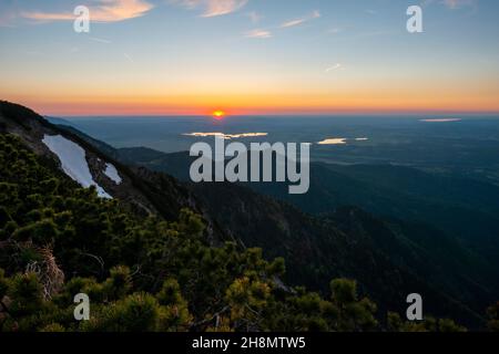 Untergehende Sonne, Blick auf Staffelsee bei Sonnenuntergang, vom Gipfel des Herzogstandes, Gratwanderung Herzogstand Heimgarten, Oberbayern, Bayern, Deutschland Stockfoto