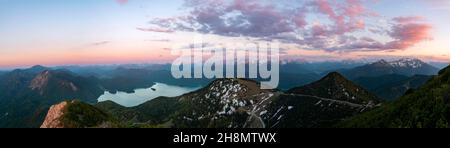 Blick vom Gipfel des Herzogstandes, Bergpanorama mit Walchensee bei Sonnenuntergang, Karwendelgebirge im Hintergrund, Gratwanderung Herzogstand Stockfoto