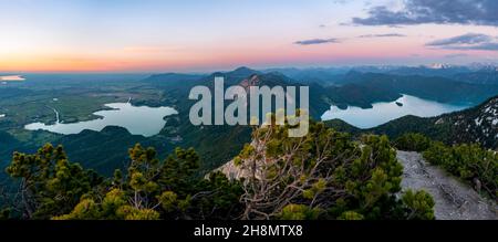 Blick vom Gipfel des Herzogstandes, Bergpanorama mit Kochelsee und Walchensee bei Sonnenuntergang, Gratwanderung Herzogstand Heimgarten, Oberbayern Stockfoto