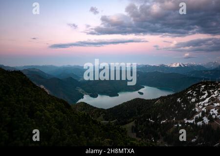 Blick vom Gipfel des Herzogstandes, Blick auf Walchensee bei Sonnenuntergang, Gratwanderung Herzogstand Heimgarten, Oberbayern, Bayern, Deutschland Stockfoto