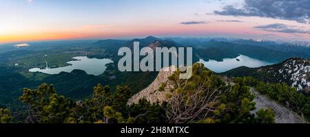 Blick vom Gipfel des Herzogstandes, Bergpanorama mit Kochelsee und Walchensee bei Sonnenuntergang, Gratwanderung Herzogstand Heimgarten, Oberbayern Stockfoto