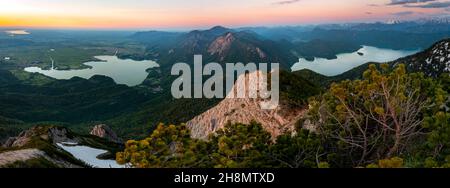 Blick vom Gipfel des Herzogstandes, Bergpanorama mit Kochelsee und Walchensee bei Sonnenuntergang, Gratwanderung Herzogstand Heimgarten, Oberbayern Stockfoto