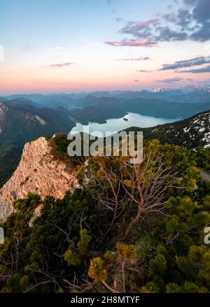 Blick vom Gipfel des Herzogstandes, Blick auf Walchensee bei Sonnenuntergang, Gratwanderung Herzogstand Heimgarten, Oberbayern, Bayern, Deutschland Stockfoto