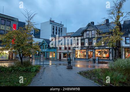 Innenstadt mit kleinen Geschäften am Morgen bei regnerischem Wetter, Tromso, Norwegen Stockfoto