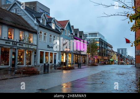 Innenstadt mit kleinen Geschäften am Morgen bei regnerischem Wetter, Tromso, Norwegen Stockfoto