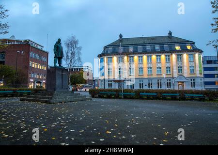 Nord Norsk Kunstmuseum und Statue von Roald Amundsen, Tromso, Norwegen Stockfoto