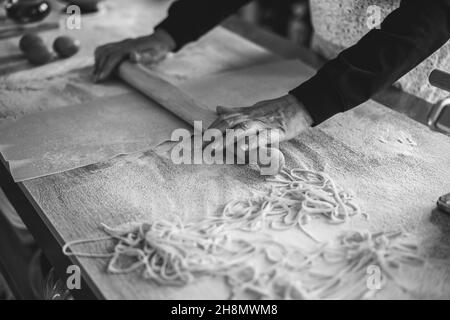 Frau bereitet traditionelle Pasta in der italienischen Fabrik zu Stockfoto