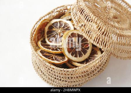 Nahaufnahme von trockener Zitrone in einer Schleife auf dem Tisch Stockfoto