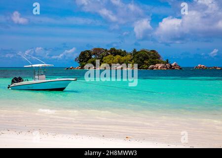 Traumstrand mit Boot und vorgelagerte Insel St. Pierre, Cote d'Or, Praslin, Seychellen, Praslin, Seychellen Stockfoto