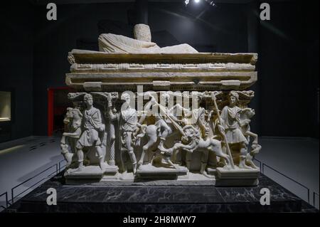 Antakya, Hatay Region, Türkei. Antiker Sarkophag, ausgestellt im Archäologischen Museum von Antakya Stockfoto