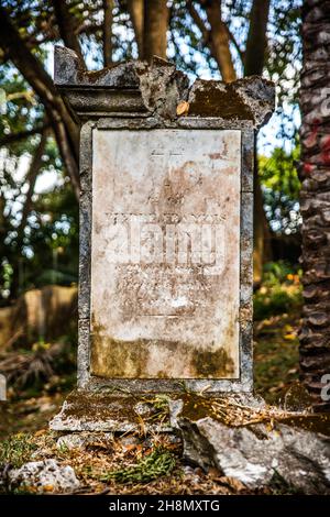 Der historische Bel Air Friedhof, obwohl bereits stark baufällig, ist ein nationales Denkmal und eines der Sehenswürdigkeiten auf der Insel mit berühmten Gräbern Stockfoto