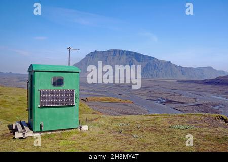 Grünes Ferienhaus mit Sonnenkollektoren am Rande einer breiten Schwemmebene eines Gletscherflusses, Pakgil, Vik, Island Stockfoto