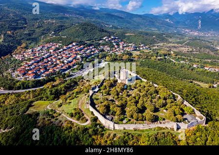 Platamonas ('Platamon') Schloss und Neos Panteleimonas Dorf, Pieria, Mazedonien, Griechenland.im Hintergrund Olymp Berg, die 'Heimat der Götter'. Stockfoto