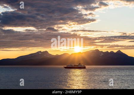 Hurtigrutenschiff bei Sonnenuntergang, Lyngen, Ullsfjord, Troms Og Finnmark, Norwegen Stockfoto