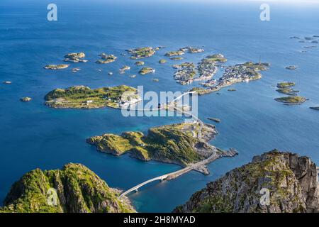 Blick auf das Fischerdorf Henningsvaer von der Spitze des Festvagtinden, kleine Inseln durch Straße und Brücken verbunden, Austvagoya, Lofoten, Norwegen Stockfoto