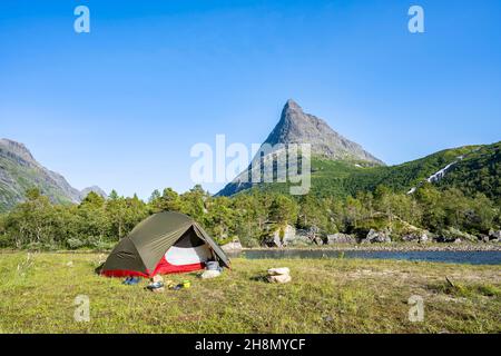 Zelt am See Innerdalsvatna, Berg Innerdalstarnet, Innerdalen Hochtal, Sunndal, More Og Romsdal, Vestland, Norwegen Stockfoto