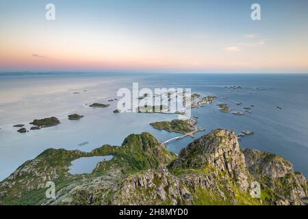 Blick auf das Fischerdorf Henningsvaer von der Spitze des Festvagtinden, kleine Inseln durch Straße und Brücken verbunden, Austvagoya, Lofoten, Norwegen Stockfoto