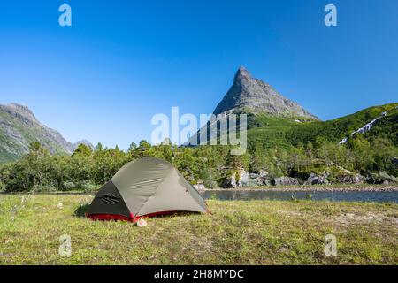 Zelt am See Innerdalsvatna, Berg Innerdalstarnet, Innerdalen Hochtal, Sunndal, More Og Romsdal, Vestland, Norwegen Stockfoto