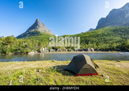 Zelt am See Innerdalsvatna, Berg Innerdalstarnet, Innerdalen Hochtal, Sunndal, More Og Romsdal, Vestland, Norwegen Stockfoto