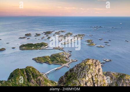 Blick auf das Fischerdorf Henningsvaer von der Spitze des Festvagtinden, kleine Inseln durch Straße und Brücken verbunden, Austvagoya, Lofoten, Norwegen Stockfoto