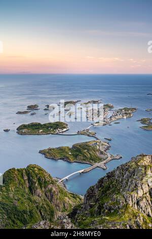 Blick auf das Fischerdorf Henningsvaer von der Spitze des Festvagtinden, kleine Inseln durch Straße und Brücken verbunden, Austvagoya, Lofoten, Norwegen Stockfoto