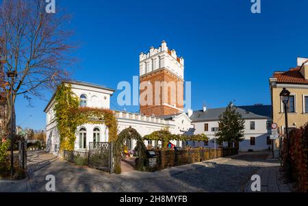 Ein Bild des Opatowska-Tors mit Blick auf ein nahegelegenes Lokal in Sandomierz. Stockfoto