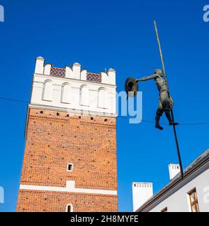 Ein Bild vom Opatowska-Tor und der Rastenskulptur in Sandomierz. Stockfoto