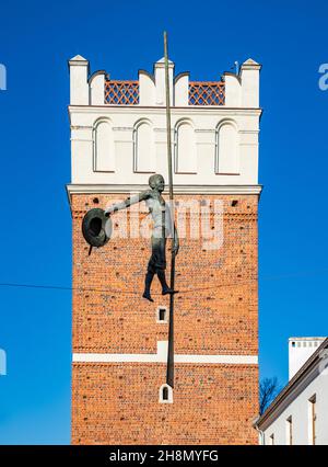 Ein Bild vom Opatowska-Tor und der Rastenskulptur in Sandomierz. Stockfoto