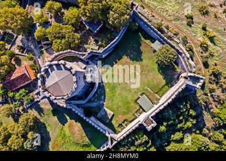 Draufsicht auf den achteckigen Turm der Burg Platamonas, Pieria, Mazedonien, Griechenland. Stockfoto