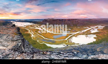 Blick vom Skierffe-Berg über das herbstliche Rapadalen-Flussdelta, Morgenstimmung, Rapaaelv-Fluss, Sarek-Nationalpark, Laponia, Lappland, Schweden Stockfoto