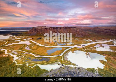 Blick vom Skierffe-Berg über das herbstliche Rapadalen-Flussdelta, Morgenstimmung, Rapaaelv-Fluss, Sarek-Nationalpark, Laponia, Lappland, Schweden Stockfoto