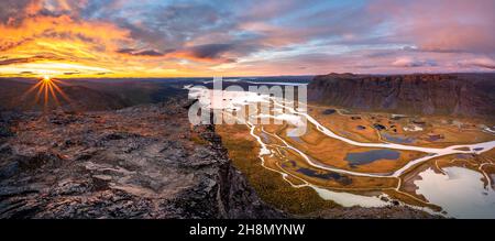 Blick vom Skierffe-Berg über das herbstliche Rapadalen-Flussdelta, Sonnenaufgang, Rapaaelv-Fluss, Sarek-Nationalpark, Laponia, Lappland, Schweden Stockfoto