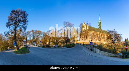 Ein Bild der Sandomierz Kathedrale, aufgenommen von einer Kreuzung in der Nähe, im Herbst. Stockfoto