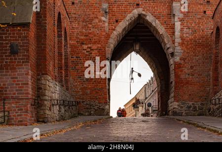 Ein Bild vom Opatowska-Tor und der Rastenskulptur in Sandomierz. Stockfoto