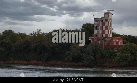 Sea Traffic Control Tower in Lido di Venezia, Italien. Stockfoto