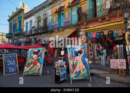 Farbenfrohe Hausfassaden und Poster im Viertel La Boca, Straße El Caminito, Buenos Aires, Argentinien Stockfoto