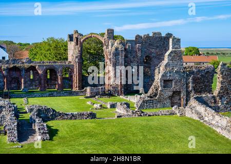 Blick auf die Ruinen des Priory Lindisfarne vom Heugh auf der Holy Island an der Northumberland Coast of England, Großbritannien Stockfoto