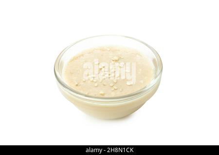 Tahini-Sauce in Schüssel isoliert auf weißem Hintergrund Stockfoto