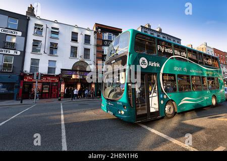 Der grüne Doppeldeckerbus Airlink Express fährt vom Flughafen ins Stadtzentrum von Dublin, Irland Stockfoto