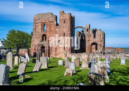 Priory Lindisfarne aus dem Kirchhof der St. Mary’s Parish Church im Dorf Lindisfarne auf der Holy Island an der Northumberland Coast of England, Großbritannien Stockfoto