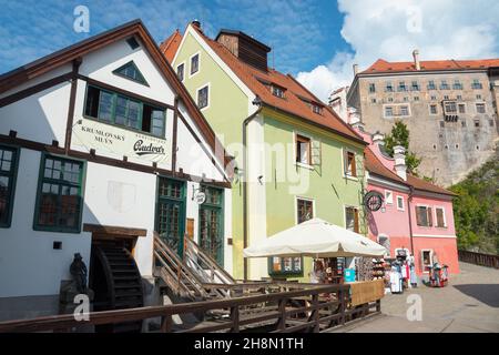 Krumlov Mühle, Häuser in Siroka Straße und Schloss, Altstadt, Cesky Krumlov, Böhmisches Krumlov, Jihocesky kraj, Südböhmen, Tschechische Republik Stockfoto