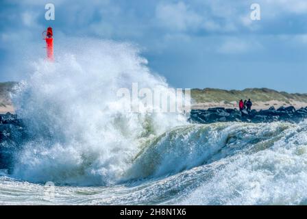 Starker Anschwellen mit Spray während des Sturms an der Seebrücke im Hafen von Hvide Sande, Syddanmark, Dänemark Stockfoto