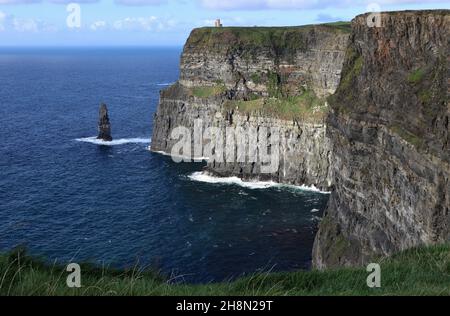 Liscannor – Torre O'Brien dal sentiero sud delle Scogliere del Moher Stockfoto