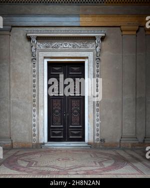 Historisches Tor mit Ornamenten an der Orangerie im Sanssouci Park, Potsdam, Brandenburg, Deutschland Stockfoto