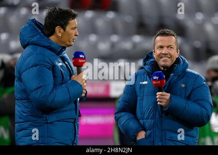 SKY-Moderator Sebastian Hellmann interviewt Fußballexperte Lothar Matthäus, Allianz Arena, München, Bayern, Deutschland Stockfoto