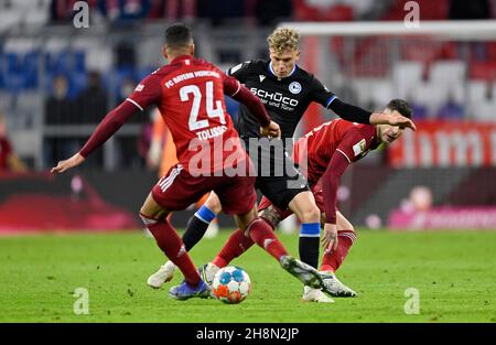 Duell, Action, Robin Hack DSC Arminia Bielefeld (#21) (Mitte) gegen Corentin Tolisso FC Bayern München 24 (links), Lucas Hernandez FC Bayern München Stockfoto