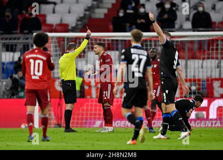 Schiedsrichter Marco Fritz zeigt Lucas Hernandez FC Bayern München FCB 21 gelbe Karte, gelb, Warnung, für Foul Play, Allianz Arena, München, Bayern, Deutschland Stockfoto