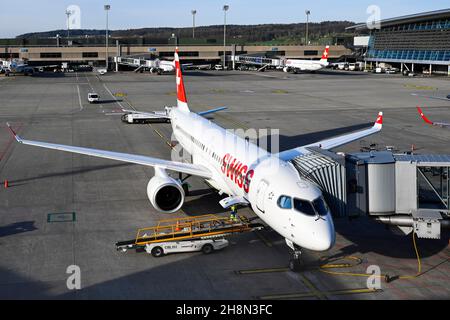 Flughafen Zürich mit Flugzeug Swiss Airbus A220-300 HB-JCS, Zürich Kloten, Schweiz Stockfoto